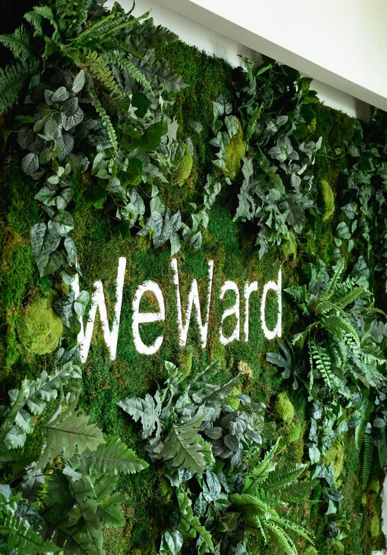 Mur végétal avec incrustation logo : Weward