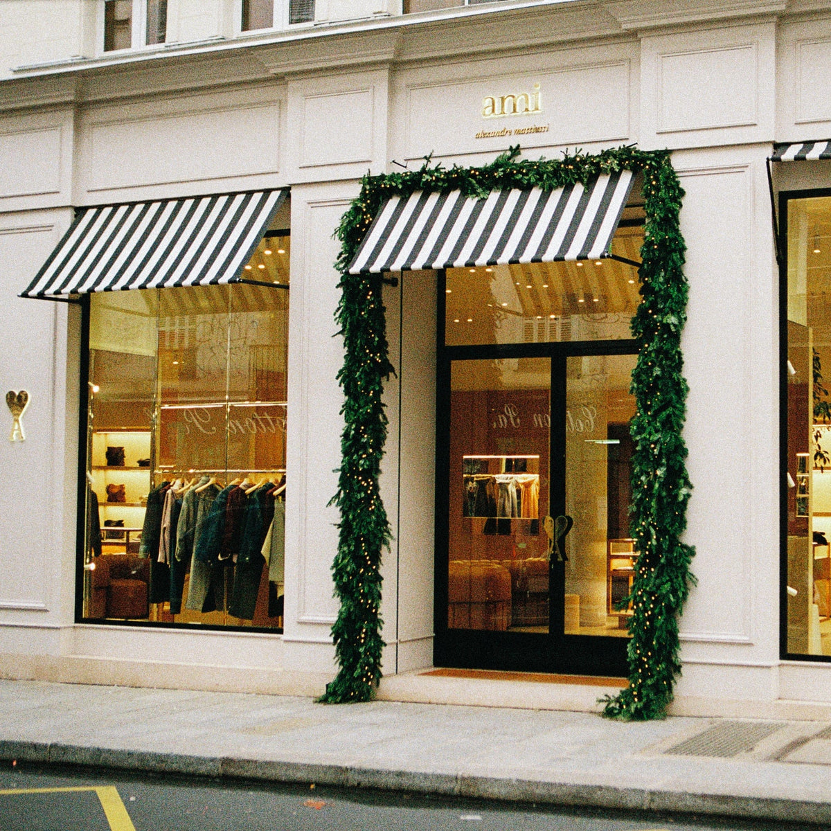 decoration arche sapin façade boutique ami paris