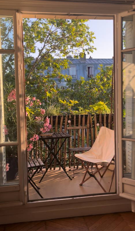 Ecrin champêtre à Paris : La métamorphose végétale d'un balcon du 18e