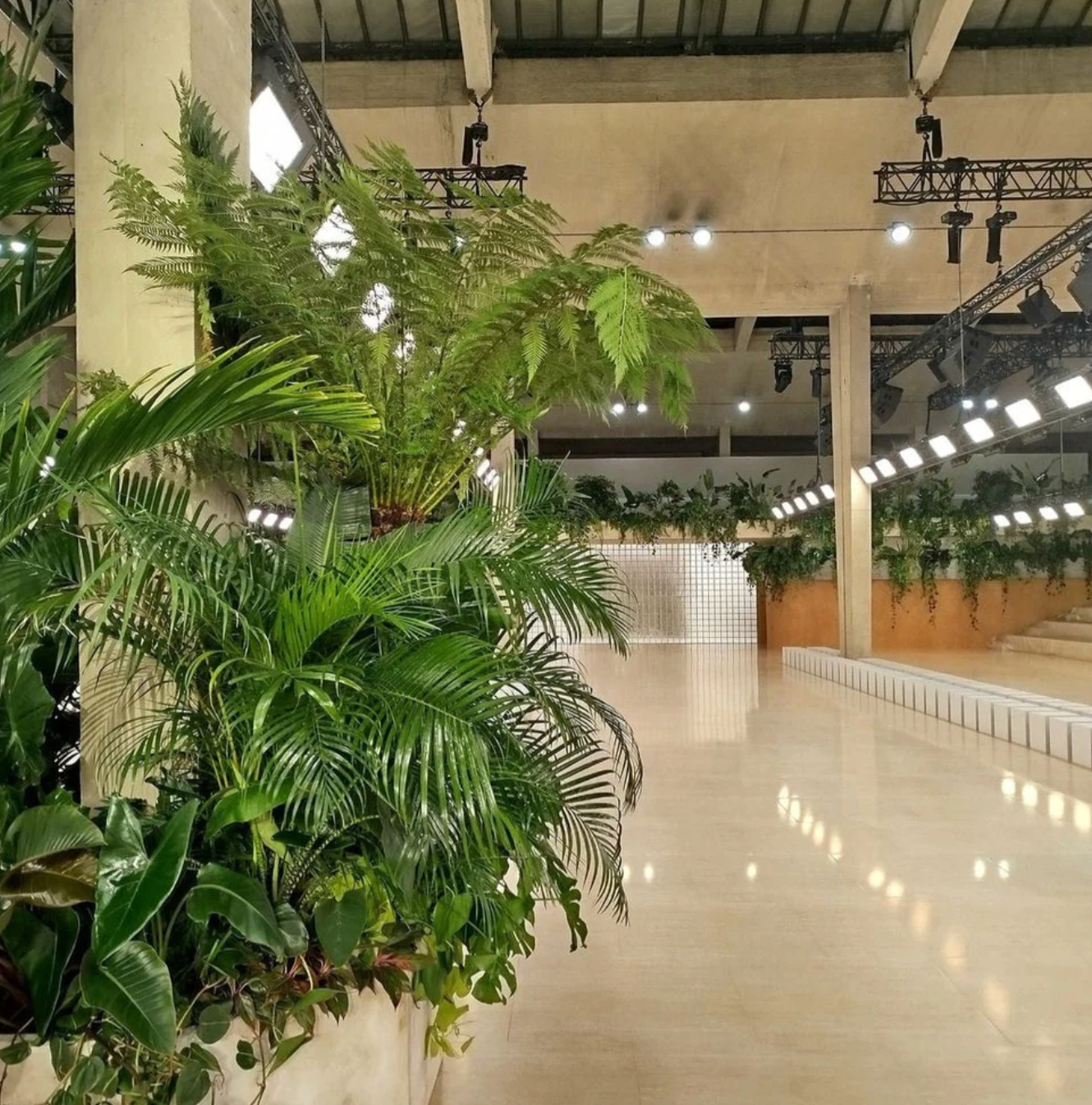 Un décor végétal pour le défilé CHLOE signé POUSSE