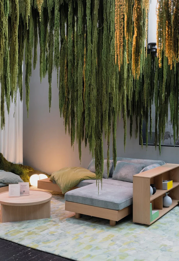 Scénographie florale suspendue pour Ligne Roset : une immersion poétique signée POUSSE