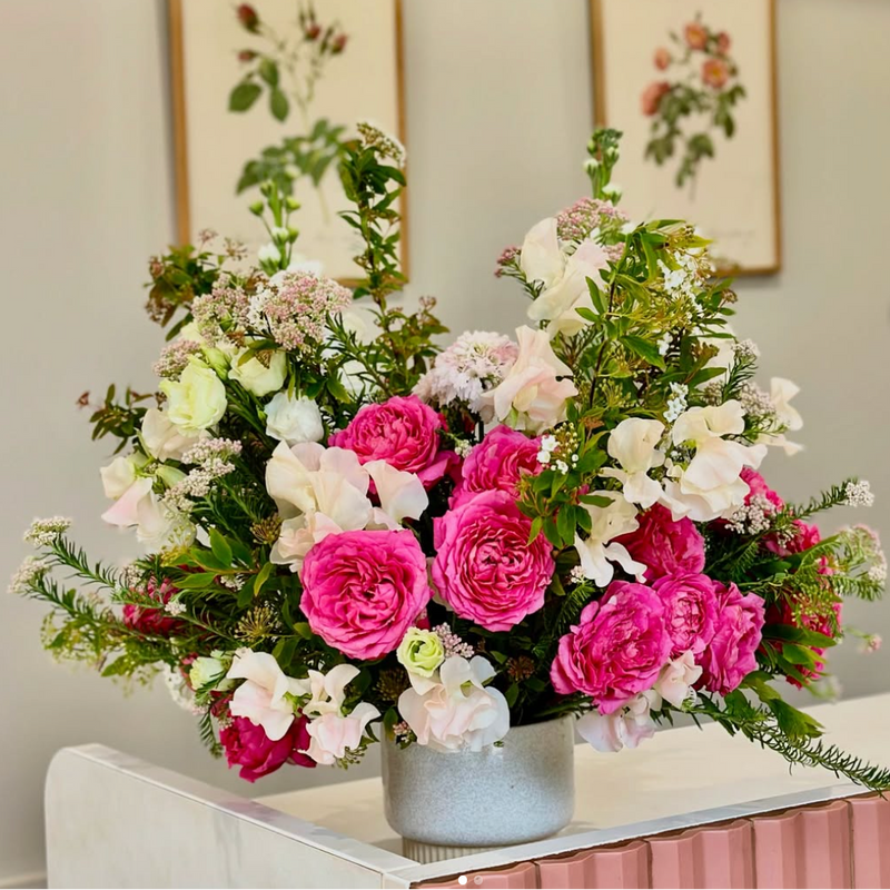 bouquet de fleurs rose et blanc desk accueil bureau