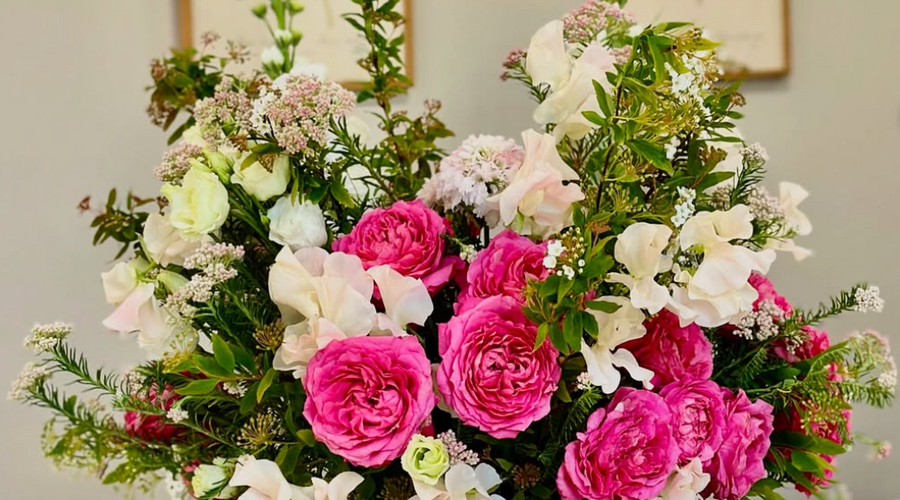 bouquet de fleurs rose et blanc desk accueil bureau