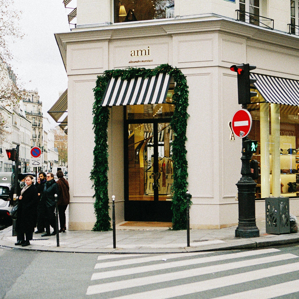 Decoration de noel entrée et façade boutique AMI