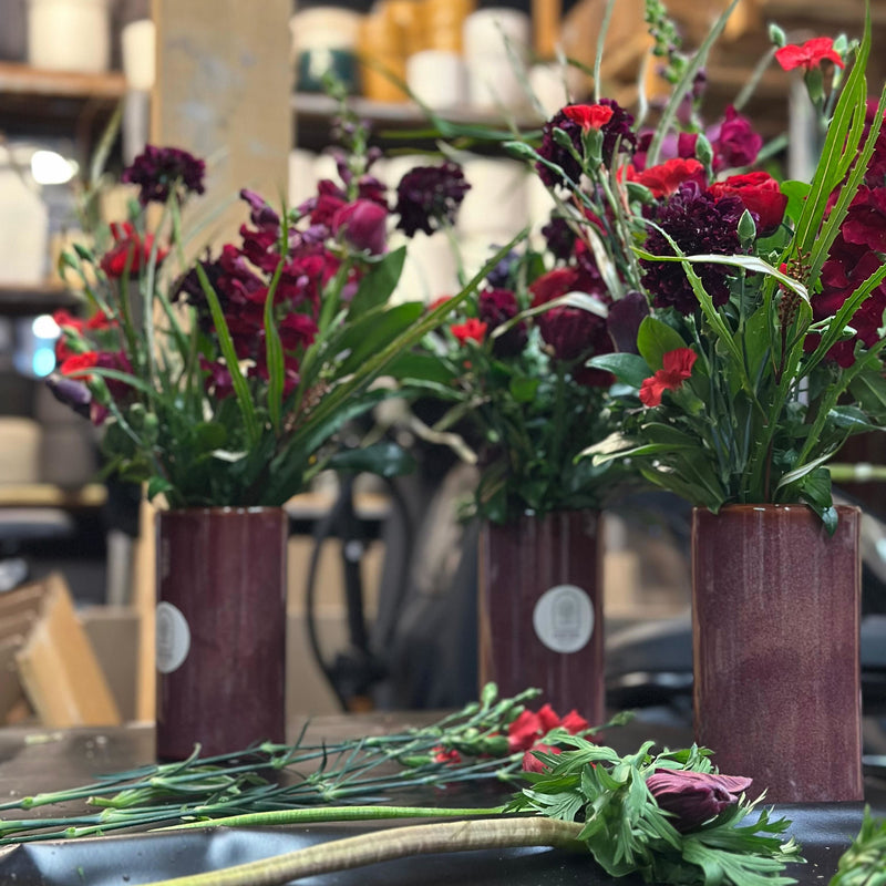 Fleuriste événementiel à Paris en pleine préparation dans nos locaux