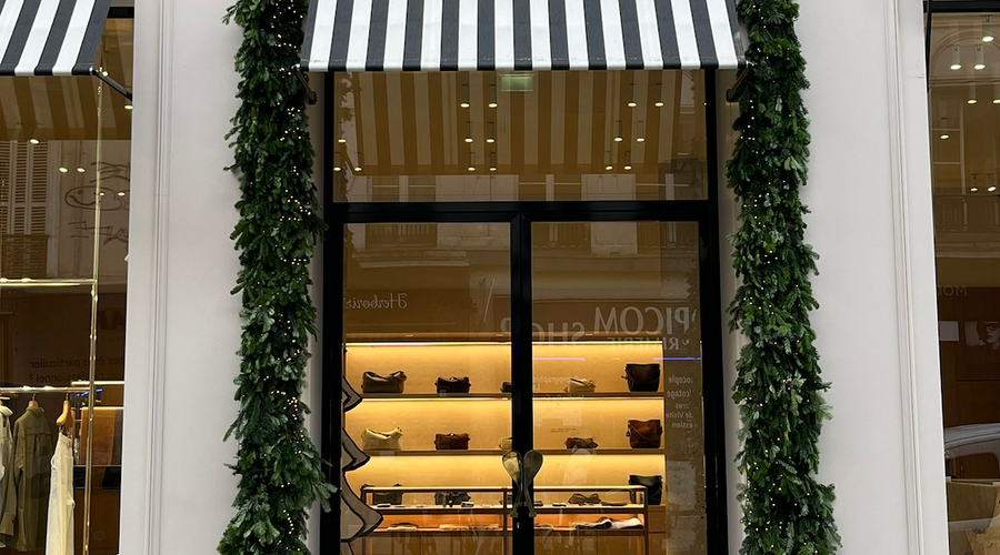 décoration, guirlande de noel vitrine boutique AMI Paris