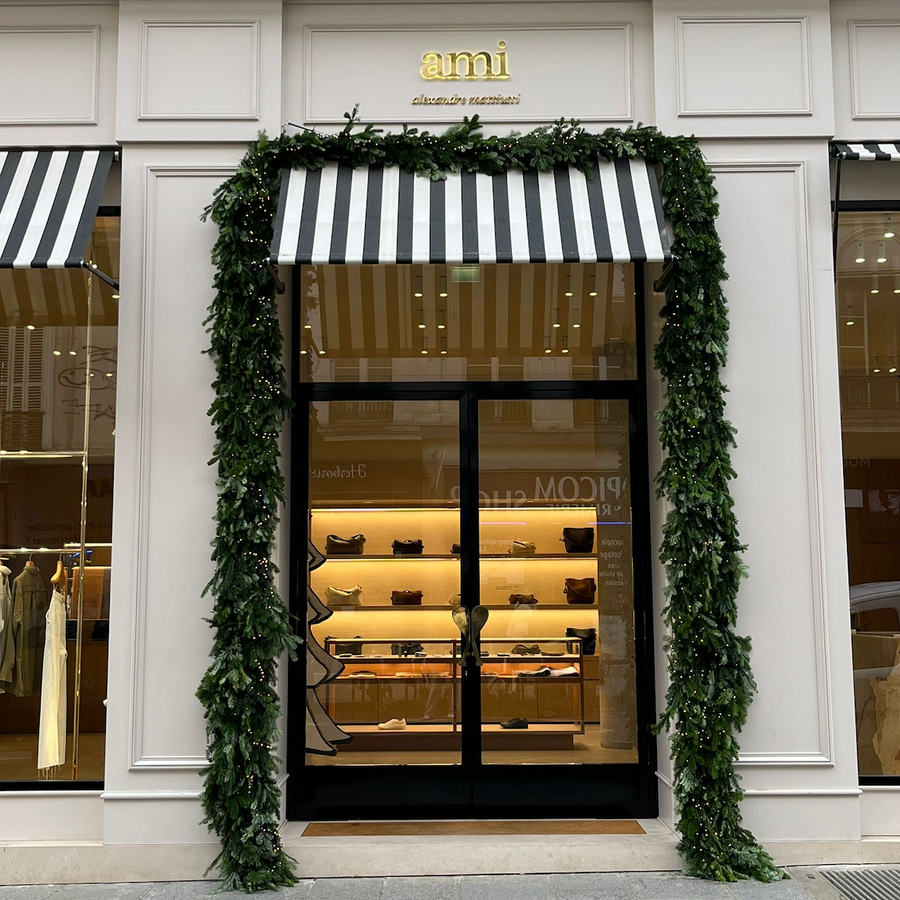 décoration, guirlande de noel vitrine boutique AMI Paris