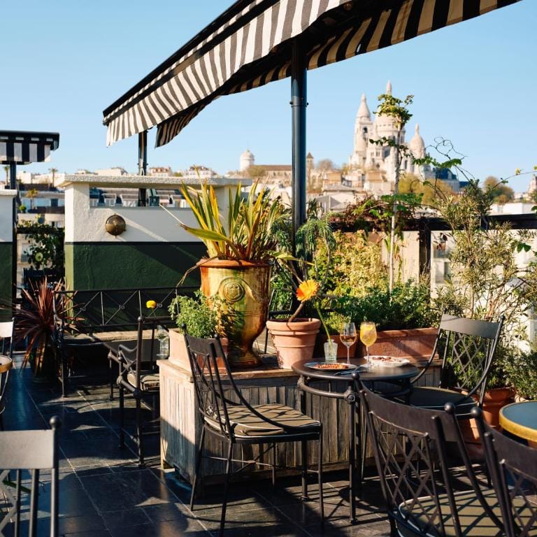 Vegetalisation rooftop restaurant Paris