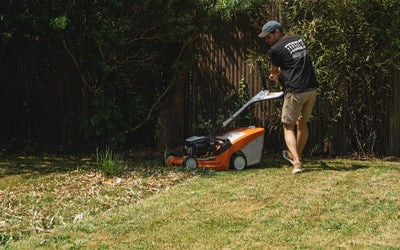David de chez POUSSE en pleine tonte de gazon à Clamart
