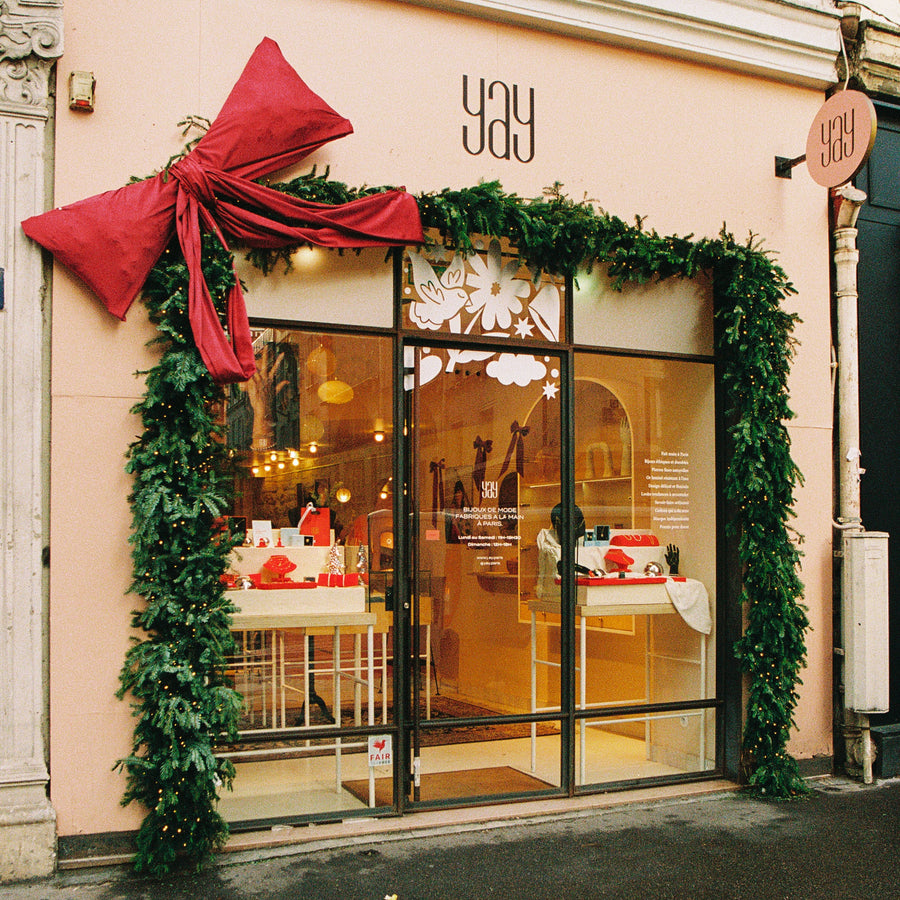 boutique Yay paris façade noeud rouge noel