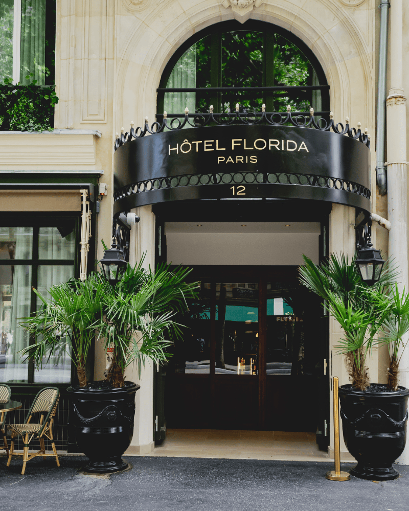 vegetalisation entree hotel paris plantes artificielles